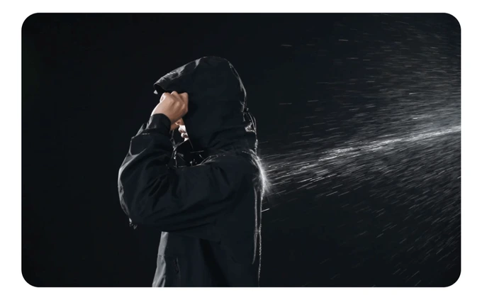 Hooded jacket deflecting water spray